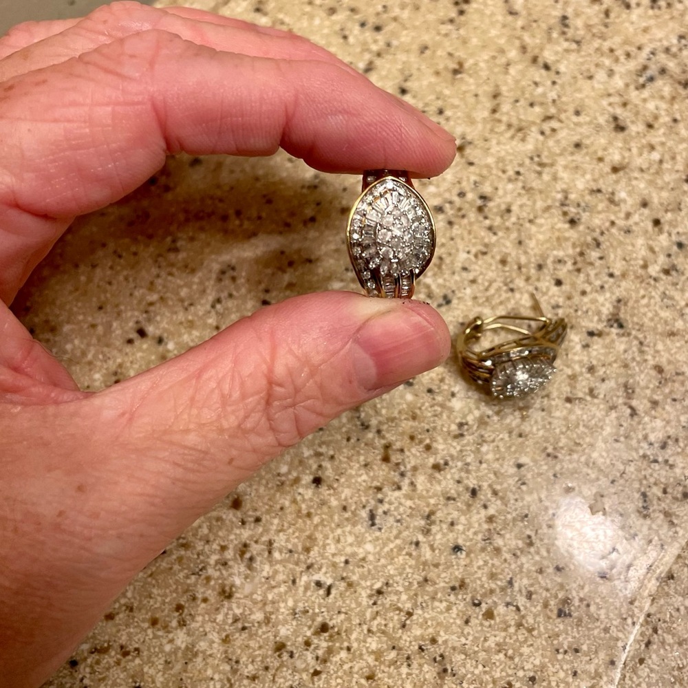Stunning genuine diamonds set in solid 10 carat yellow gold earrings. - Picture 8 of 10